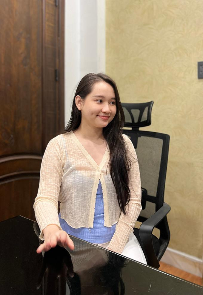 Căn bệnh thoái hóa khớp của nữ diễn viên khiến Trúc Anh khó khăn trong việc đi lại.