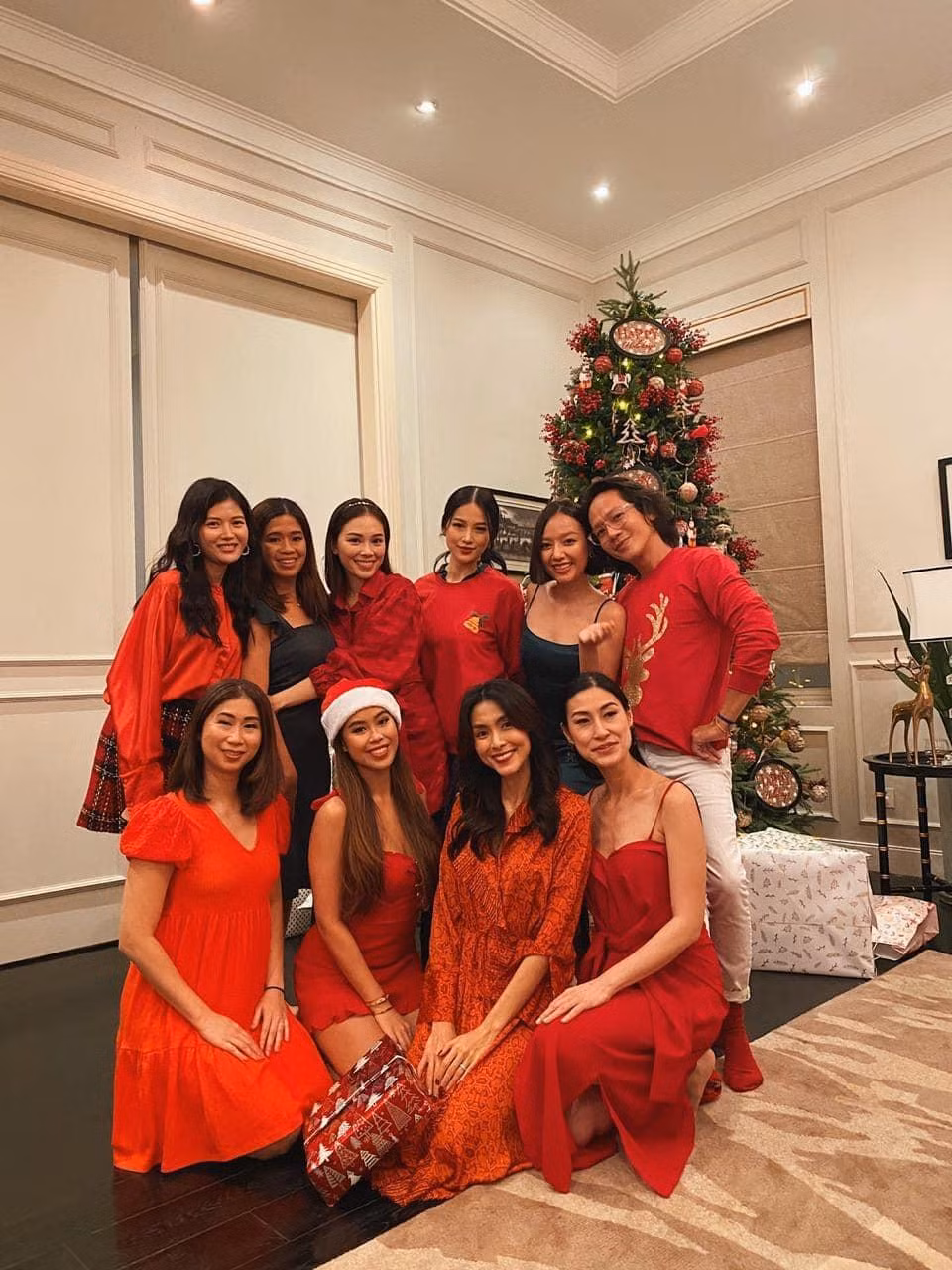 Tăng Thanh Hà còn có hội bạn quy tụ những gương mặt đình đám của showbiz Việt như Hoa hậu Phương Khánh, diễn viên Kathy Uyên, Hoa hậu Đặng Thu Thảo,...