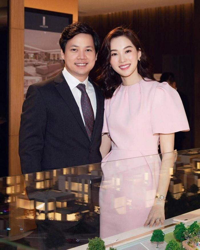 Hoa hậu Việt Nam 2012 hạnh phúc bên doanh nhân Trung Tín. Hoa hậu Việt Nam 2012 hạnh phúc bên doanh nhân Trung Tín.