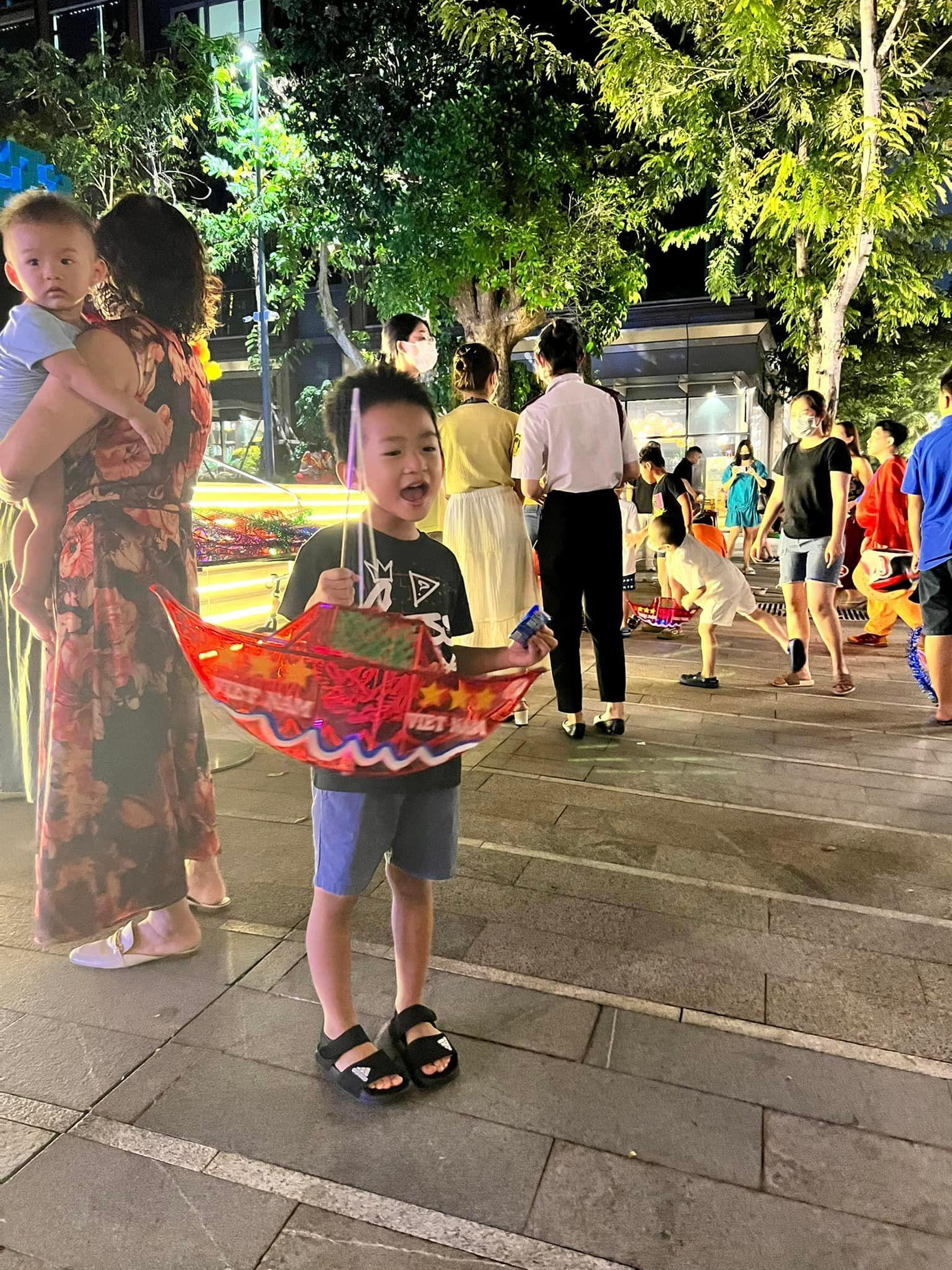 Nhóc tỳ nhà Lương Thế Thành - Thúy Diễm được bố mẹ "đầu tư" đủ loại lồng đèn.