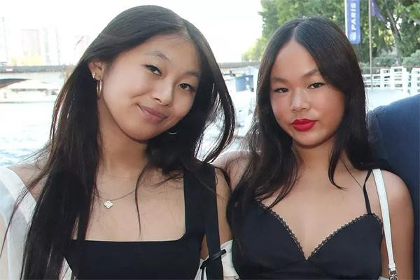 Ngoại hình xinh đẹp ở tuổi trưởng thành của hai chị em. Ngoại hình xinh đẹp ở tuổi trưởng thành của hai chị em.