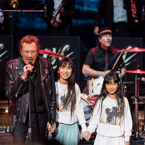 Dù là con nuôi nhưng tình cảm của đôi vợ chồng dành cho các con vô cùng lớn. Dù là con nuôi nhưng tình cảm của đôi vợ chồng dành cho các con vô cùng lớn.