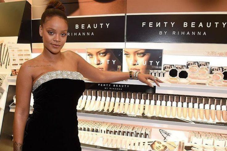 Fan hài hước cho rằng Rihanna gật đầu trình diễn để quảng cáo mỹ phẩm. Fan hài hước cho rằng Rihanna gật đầu trình diễn để quảng cáo mỹ phẩm.