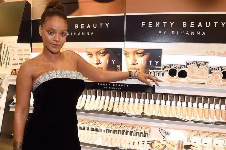 Fan hài hước cho rằng Rihanna gật đầu trình diễn để quảng cáo mỹ phẩm. Fan hài hước cho rằng Rihanna gật đầu trình diễn để quảng cáo mỹ phẩm.