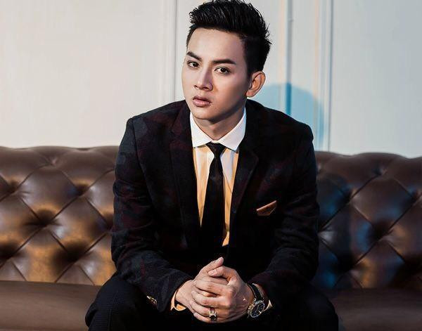 Ngoại hình điển trai của nam ca sĩ trước khi giải nghệ. Ngoại hình điển trai của nam ca sĩ trước khi giải nghệ.