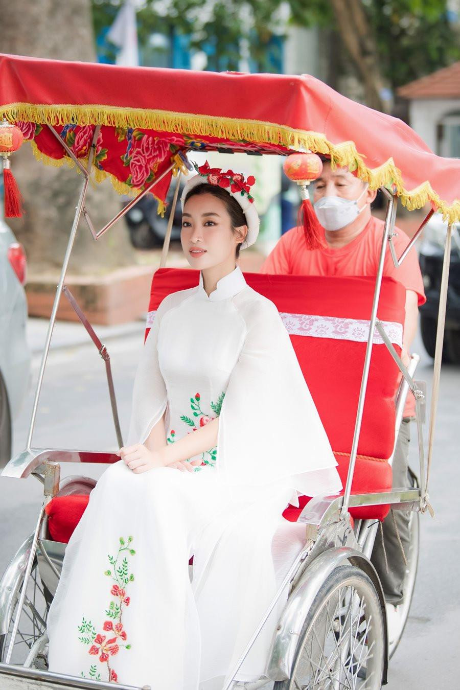 Bộ áo dài trắng nền nã với họa tiết hoa phượng đỏ do Hoa hậu Ngọc Hân thiết kế rất phù hợp với Hoa hậu Đỗ Mỹ Linh. Bộ áo dài trắng nền nã với họa tiết hoa phượng đỏ do Hoa hậu Ngọc Hân thiết kế rất phù hợp với Hoa hậu Đỗ Mỹ Linh.