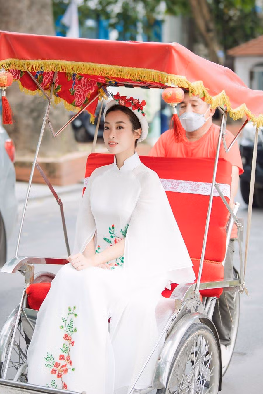 Bộ áo dài trắng nền nã với họa tiết hoa phượng đỏ do Hoa hậu Ngọc Hân thiết kế rất phù hợp với Hoa hậu Đỗ Mỹ Linh.