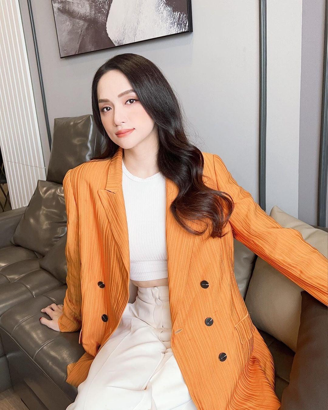 Hương Giang gần như biến mất trong giai đoạn tranh cãi đó. Hương Giang gần như biến mất trong giai đoạn tranh cãi đó.