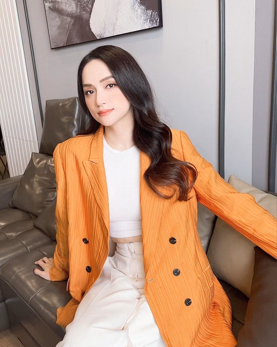 Hương Giang gần như biến mất trong giai đoạn tranh cãi đó.