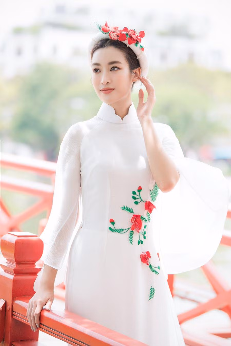 Tạo hình cổ điển nhưng vẫn mang nét hiện đại của nàng hậu được nhận xét phù hợp với hoạt động quảng bá du lịch mà cô tham gia.