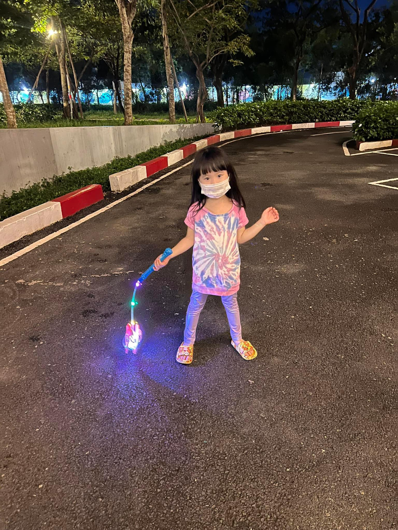 Khoảnh khắc chơi Trung thu của nhóc tỳ được mẹ Tú Vi khoe trên trang cá nhân.