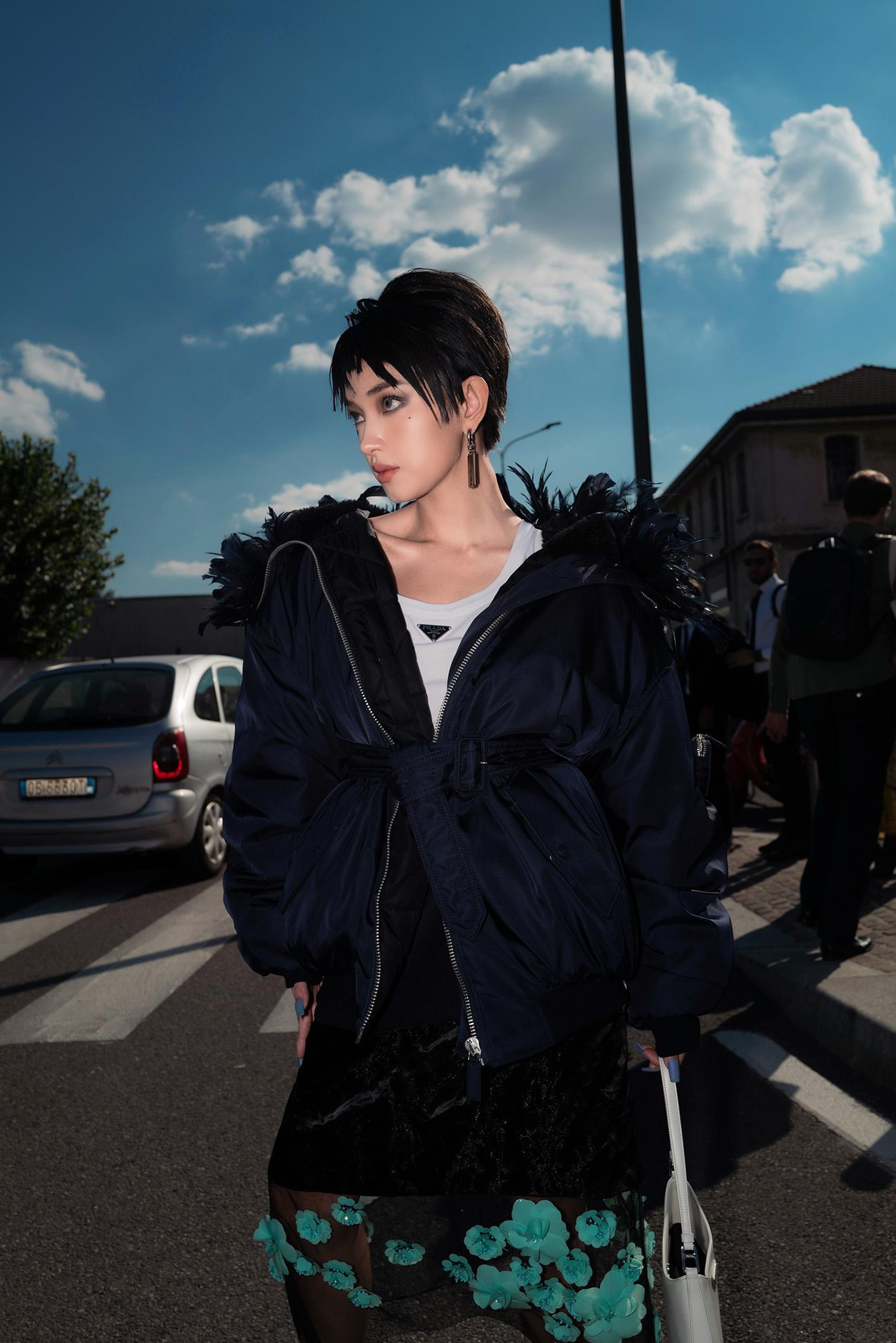 Châu Bùi xuất hiện với mái tóc tém đầy cá tính khi vừa đặt chân xuống Milan