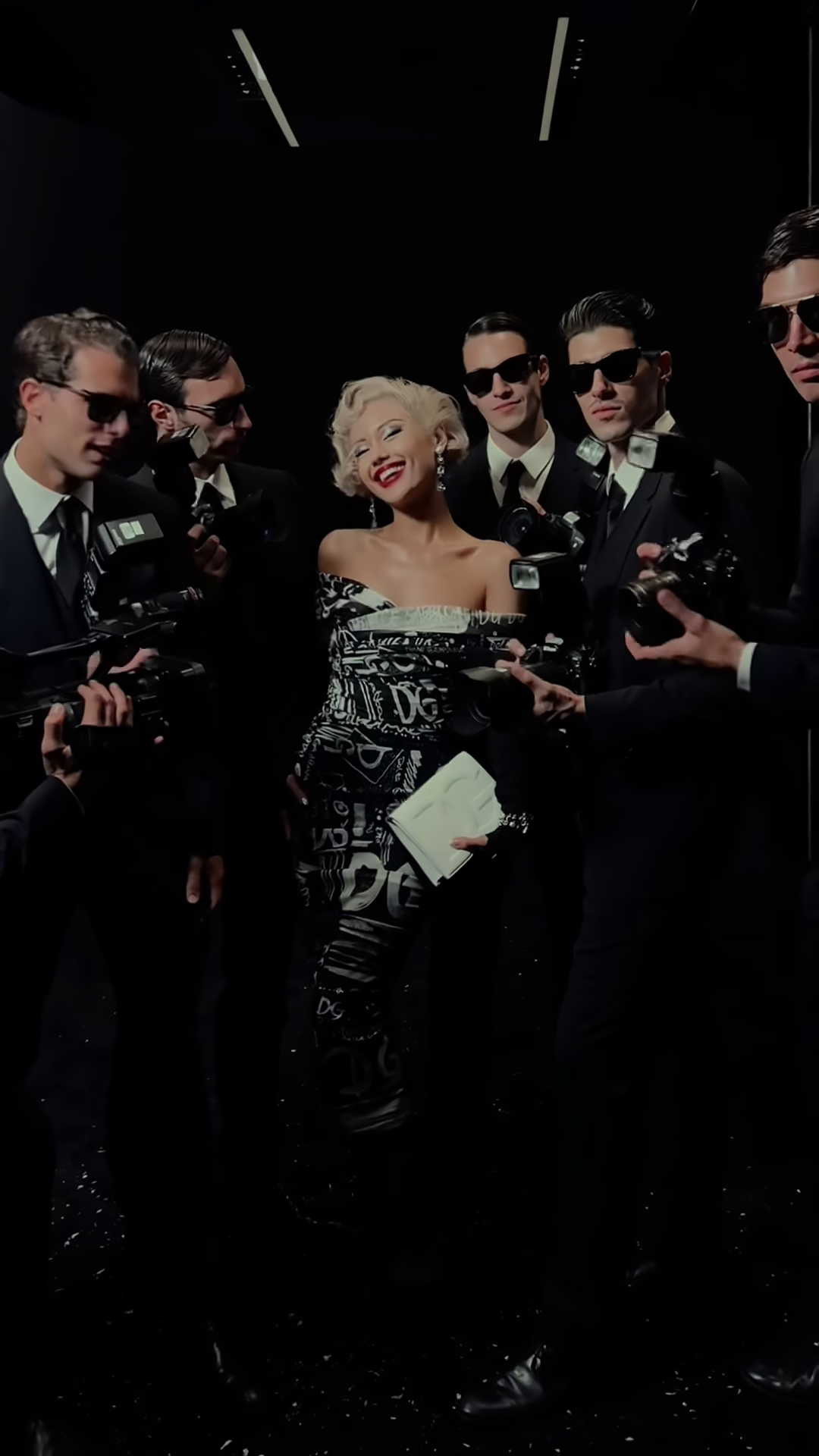 Khánh Linh cũng nhận được sự quan tâm từ truyền thông khi xuất hiện tại show D&G. Khánh Linh cũng nhận được sự quan tâm từ truyền thông khi xuất hiện tại show D&G.