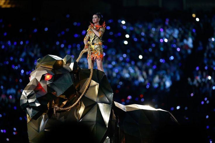 Katy Perry bùng nổ trên sân khấu Super Bowl Halftime Show Katy Perry bùng nổ trên sân khấu Super Bowl Halftime Show