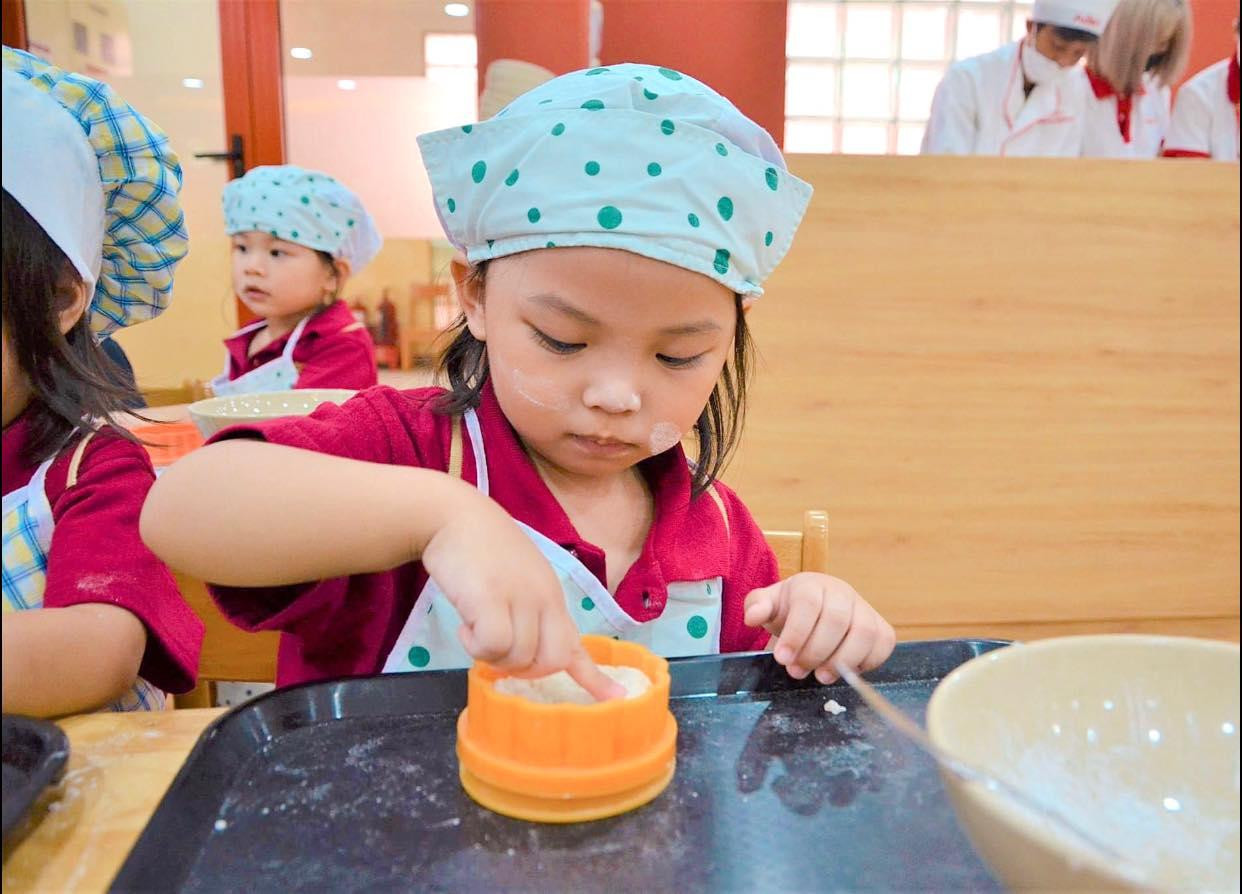 và bé Minh Hà trổ tài làm bánh Trung Thu cho cả nhà.