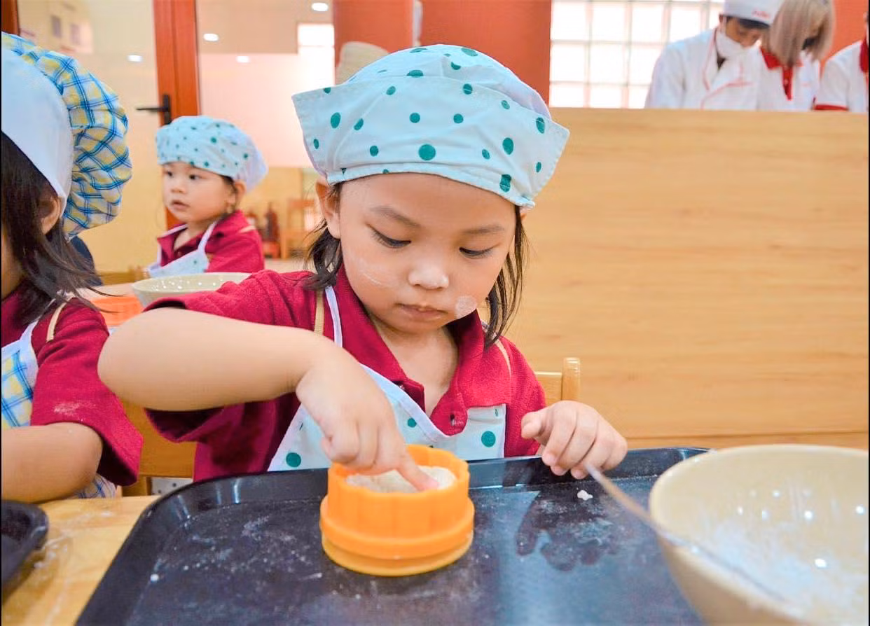 và bé Minh Hà trổ tài làm bánh Trung Thu cho cả nhà. và bé Minh Hà trổ tài làm bánh Trung Thu cho cả nhà.