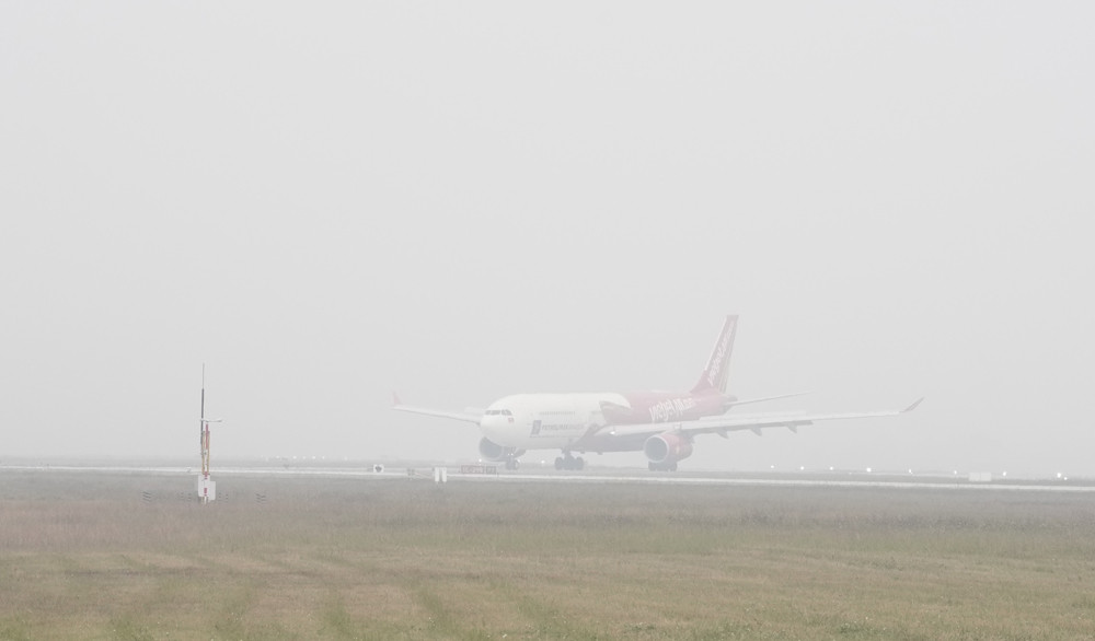 Một tuần trở lại đây, tình trạng sương mù làm tầm nhìn hạn chế đã ảnh hưởng tới nhiều chuyến bay đi/đến sân bay khu vực miền Bắc. Ảnh chụp tại sân bay Nội Bài ngày 6/2.