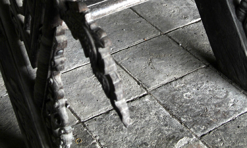 Nền nhà là gạch Bát Tràng