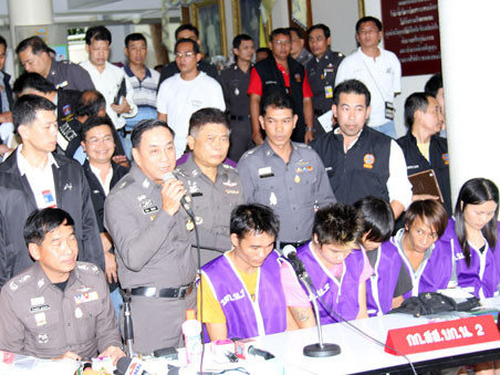 Nhóm bắt cóc bị giữ tại đồn cảnh sát. Ảnh: Cảnh sát Thái Lan cung cấp. Nhóm bắt cóc bị giữ tại đồn cảnh sát. Ảnh: Cảnh sát Thái Lan cung cấp