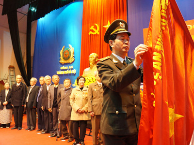 Thay mặt lãnh đạo Đảng, Nhà nước, Đại tướng - Bộ trưởng Công an Trần Đại Quang trao tặng danh hiệu Anh hùng LLVT nhân dân cho “Đội Thiếu niên tình báo Bát Sắt”