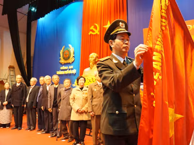 Thay mặt lãnh đạo Đảng, Nhà nước, Đại tướng - Bộ trưởng Công an Trần Đại Quang trao tặng danh hiệu Anh hùng LLVT nhân dân cho “Đội Thiếu niên tình báo Bát Sắt”