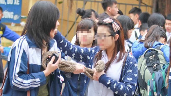 Hai nữ sinh Hà Nội trong một vụ cãi vã to tiếng với nhau ngoài đường. Ảnh: Nguyễn Khánh