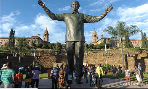 Hình ảnh cố tổng thống dang rộng vòng tay và nở nụ cười. Hình ảnh cố tổng thống dang rộng vòng tay và nở nụ cười