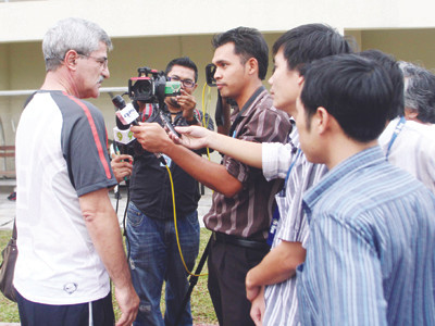 HLV Calisto trả lời phỏng vấn tại Malaysia. Ảnh: Khôi Nguyên