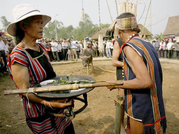 Gạo và một cây kiếm được chuẩn bị cho buổi lễ