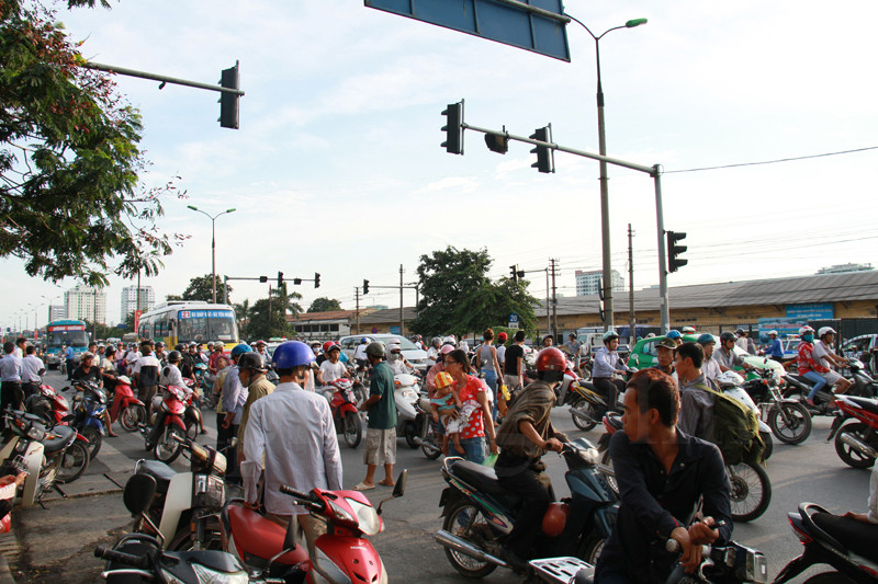 Bên ngoài bến xe Giáp Bát chiều 3 - 9. Ảnh: Trường Phong