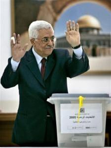 Thủ tướng Palestin Ahmed Qurei tham gia bỏ phiếu tại ngoại ô Jerusalem Ứng cử viên Mahmoud Abbas tham gia bỏ phiếu tại Ramallah thuộc khu Bờ Tây Ứng cử viên Mustafa Barghouti tham gia bỏ phiếu ở khu Bờ Tây Một phụ nữ Palestin bỏ phiếu tại trại tỵ nạnRafah, phía Nam dải Gaza Rauhi Fattouh, thành viên ban giám sát tổ chức bầu cử Palestin tham gia bỏ phiếu tại trại tỵ nạn Rafah Nhiều người dân Palestin đã đến các địa điểm bỏ phiếu từ sáng sớm để tham gia cuộc bỏ phiếu