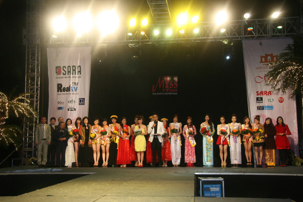 Chụp ảnh lưu niệm cùng ban giám khảo