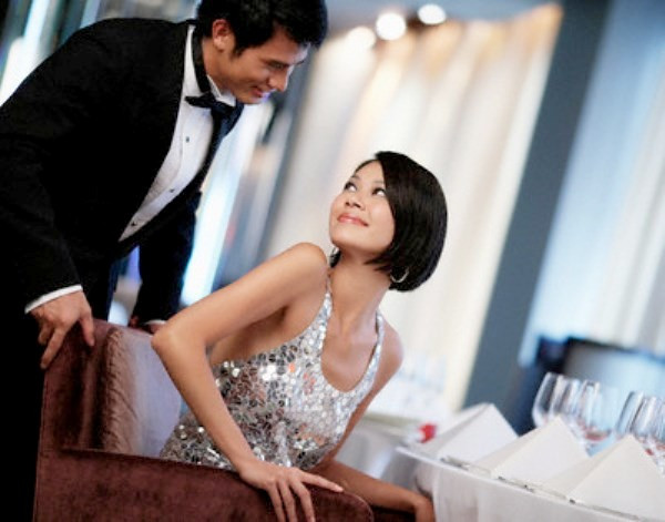 8. Thời buổi này có anh đi gặp gái cầm 100 nghìn. Câu chuyện hết yêu đòi quà còn chưa kịp lắng xuống thì phát ngôn của một cô gái trên mạng về tình yêu và vật chất lại tiếp tục tạo sóng gió 