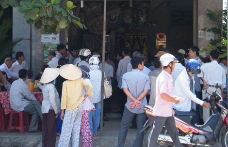  Hàng xóm, bạn bè đến đưa tiễn cô giáo Thu…