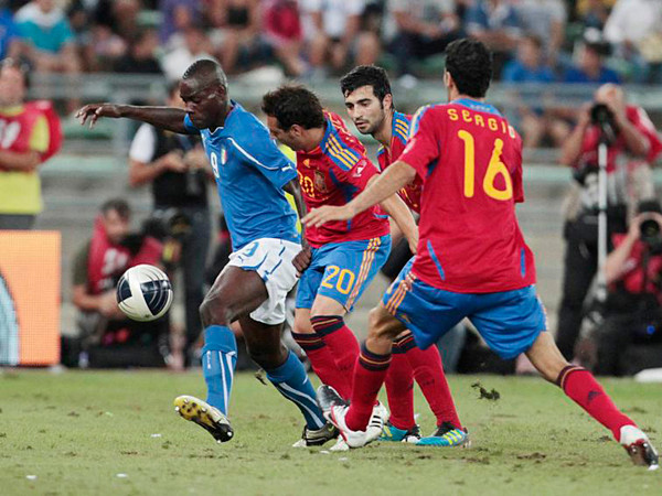 Balotelli sẽ nhận được sự chăm sóc đặc biệt của các cầu thủ Tây Ban Nha. Ảnh: Getty Images