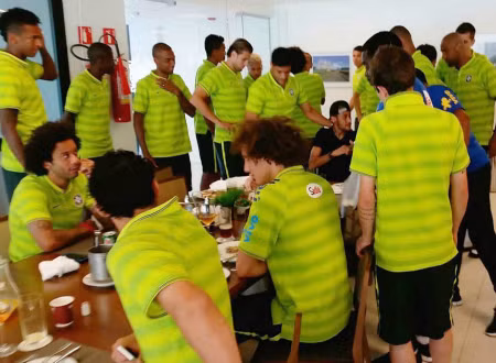 Neymar buồn bã tạm biệt World Cup 2014 ảnh 5