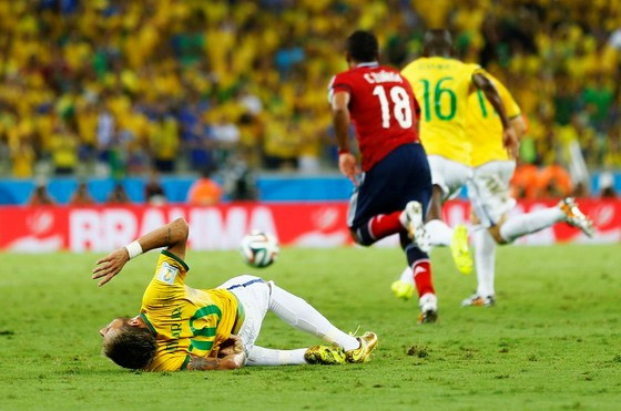 Trái tim Brazil rỉ máu vì Neymar ảnh 1