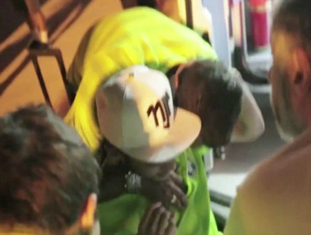 Neymar buồn bã tạm biệt World Cup 2014 ảnh 7