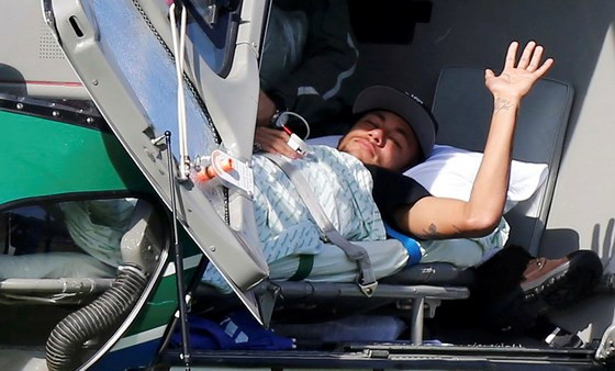 Trái tim Brazil rỉ máu vì Neymar ảnh 3