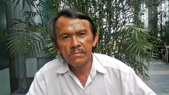 Câu chuyện mở đầu một cách trào lộng, bỗng nhịp truyện chìm xuống với một đoạn mô tả khá dài về cách làm ăn của cánh trộm đạo, để rồi về cuối mạch truyện căng trở lại chuẩn bị cho cái kết lửng lơ như một cú đánh nhanh và đau dù bề ngoài thật nhẹ nhàng. Màu bóng tối ảnh 1