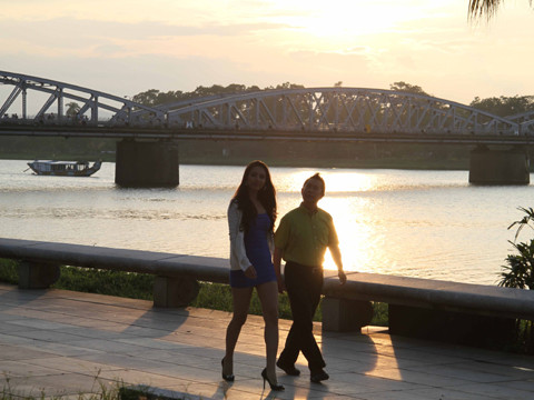 Hai người cũng có dịp đi dạo trên bờ sông Hương để ngắm ánh chiều tà