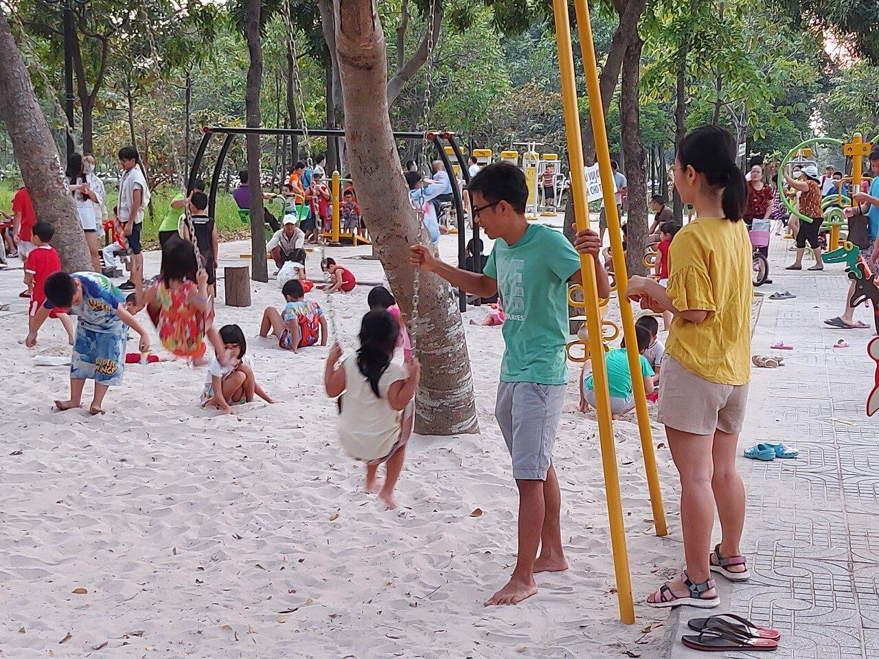 Tuy nhiên, theo ghi nhận thực tế của phóng viên Tiền Phong ngày 9/4 tại công viên Văn hóa Gò Vấp được đầu tư với số vốn gần 100 tỷ đồng này nhưng chỉ có một không gian vui chơi rất nhỏ dành cho người dân và một số hạng mục thi công ngổn ngang, còn lại đa phần nhìn như "cánh đồng hoang".