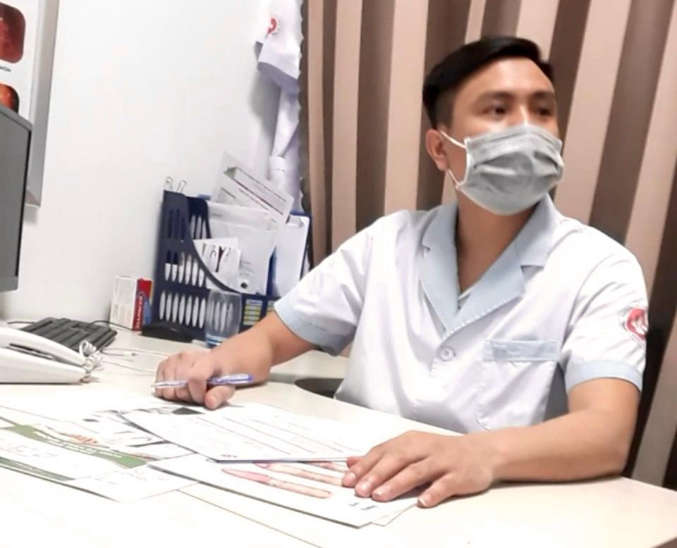 Bác sĩ Bạn không mang bảng tên khi khám bệnh và kê toa thuốc không đúng bệnh bị tước chứng chỉ hành nghề- Ảnh:L.N Bác sĩ Bạn không mang bảng tên khi khám bệnh và kê toa thuốc không đúng bệnh bị tước chứng chỉ hành nghề- Ảnh:L.N