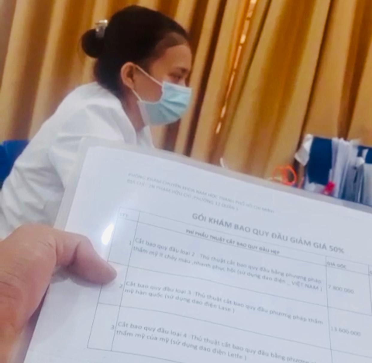 Một bảng giá với các gói cắt bao qui đầu giá khác nhau giữa thủ thuật của Việt Nam, Hàn Quốc và Mỹ được bác sĩ tư vấn cho bệnh nhân Một bảng giá với các gói cắt bao qui đầu giá khác nhau giữa thủ thuật của Việt Nam, Hàn Quốc và Mỹ được bác sĩ tư vấn cho bệnh nhân