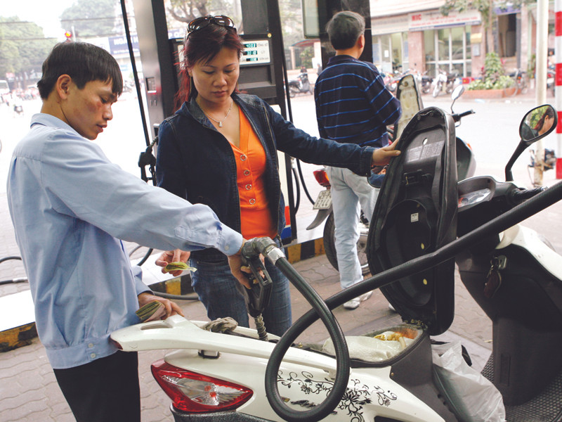 Theo TS Long, DN xăng dầu có thể chủ động xin giảm giá Ảnh: Hồng Vĩnh