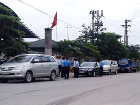 Nhiều ngân hàng thuê người bao vây trước kho hàng của doanh nghiệp. Nhiều ngân hàng thuê người bao vây trước kho hàng của doanh nghiệp