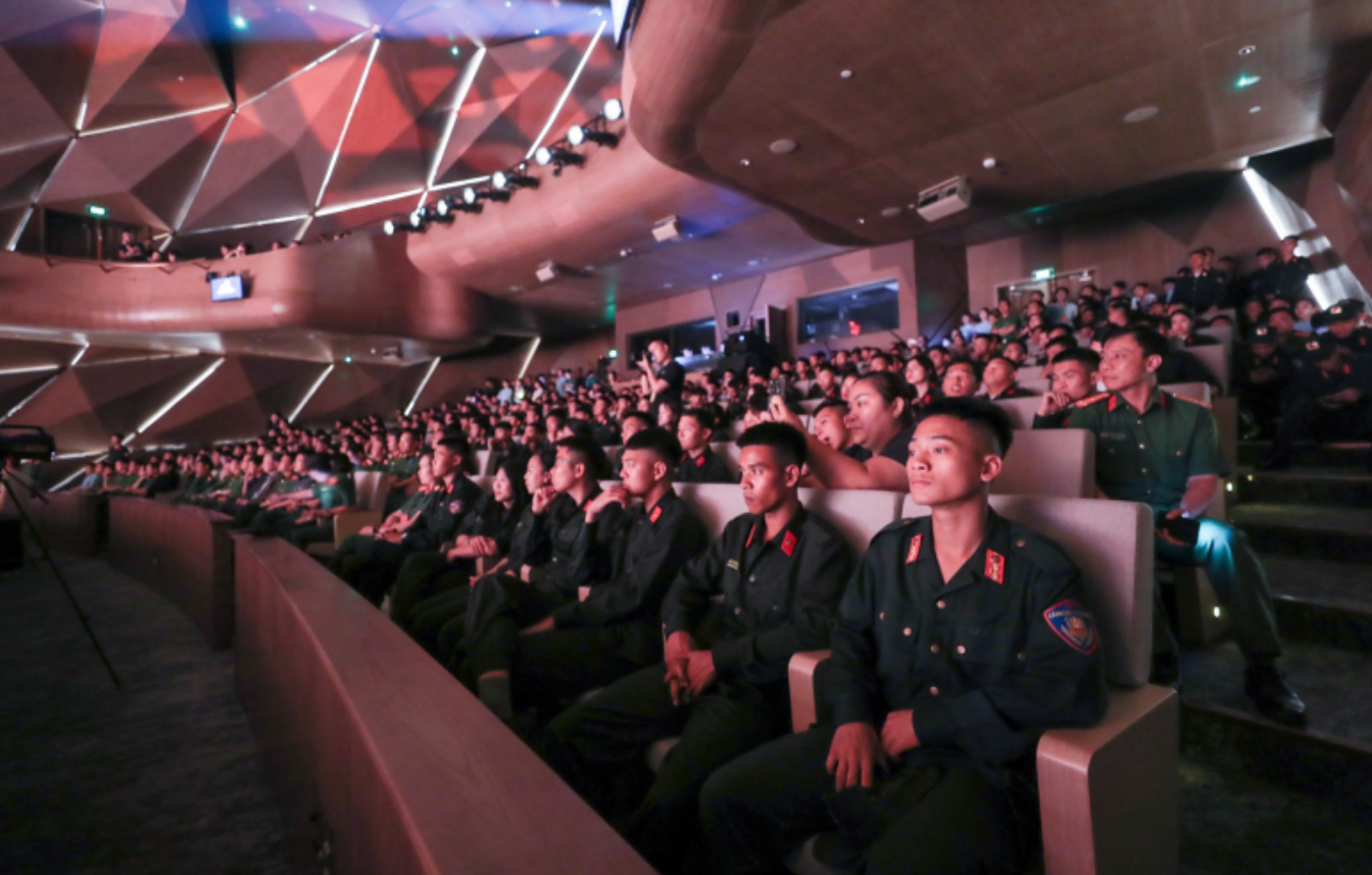 Hàng trăm cán bộ, chiến sĩ theo dõi chương trình. Hàng trăm cán bộ, chiến sĩ theo dõi chương trình.