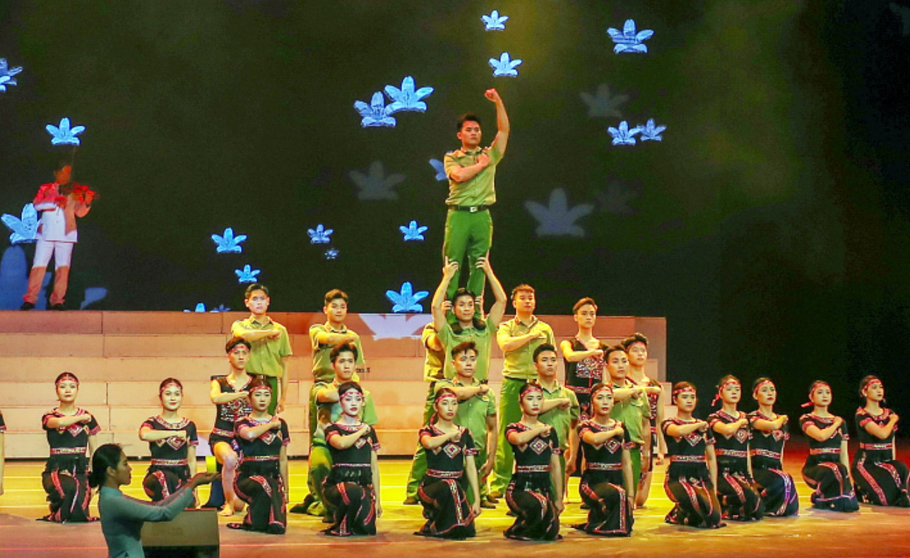 Chương trình có sự tham gia biểu diễn của đông đảo nghệ sĩ trong và ngoài lực lượng CAND. Chương trình có sự tham gia biểu diễn của đông đảo nghệ sĩ trong và ngoài lực lượng CAND.