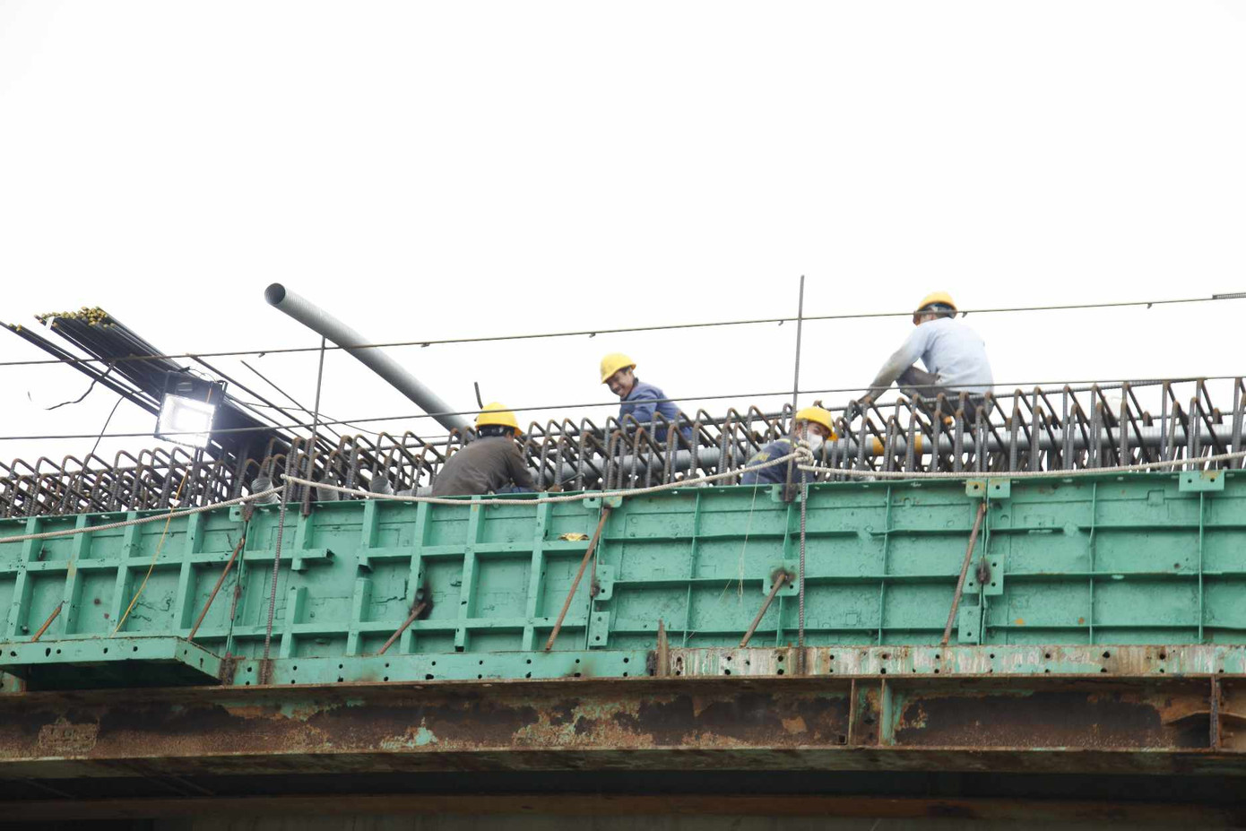 Công nhân nhộn nhịp trên công trường. Ảnh: Tuấn Vũ