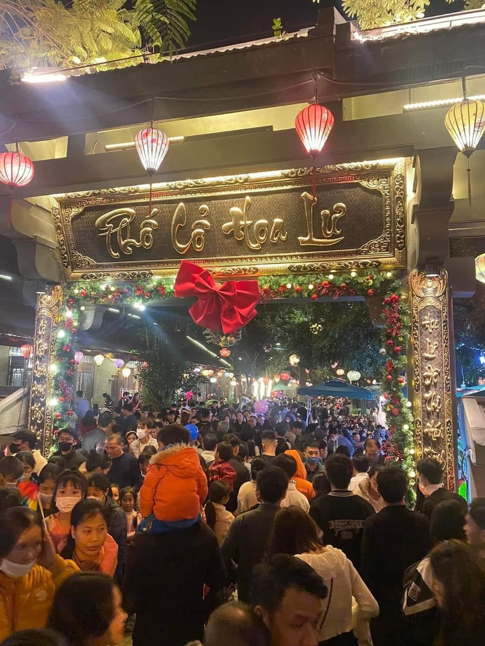 Người dân đổ xô đến phố cổ Hoa Lư ngày nghỉ lễ. Người dân đổ xô đến phố cổ Hoa Lư ngày nghỉ lễ.